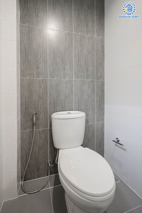 บ้านมือสองตกแต่งใหม่ ม.เนเบอร์โฮม วัชรพล เนื้อที่ 68 ตร.ว. ฟังก์ชัน 3 ห้องนอน 4 ห้องน้ำ 1 ห้องแม่บ้าน จอดรถได้ 2 คัน บนทำเลเชื่อมต่อหลายเส้นทาง ทั้ง ถนนสุขาภิบาล5 ถนนสายไหม และถนนรามอินทรา ใกล้ทางด่วน "ฉลองรัช" และรถไฟฟ้าสายสีเขียว "สถานีสายหยุด"